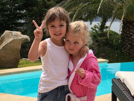 Дочь Пугачевой и Галкина запретила брату топтать муравьиную дорожку и нашла осьминога