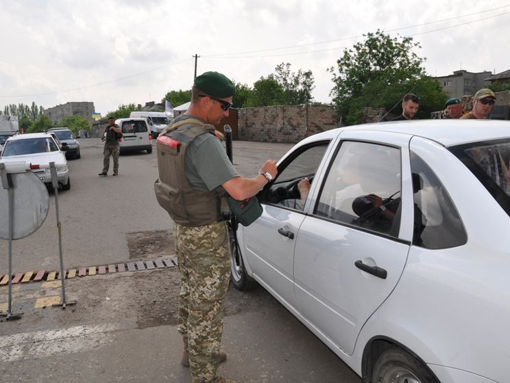 ﻿На окупований Донбас прямував автомобіліст із георгіївською стрічкою і символікою "ДНР" – Держприкордонслужба