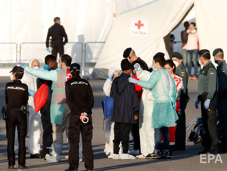 Более 600 мигрантов с судна Aquarius, которых отказалась принять Италия, прибыли в Испанию