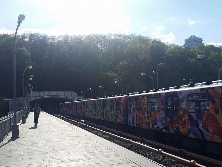 ﻿"Люди скоро почнуть непритомніти". Пасажири київського метро поскаржилися на перебої в русі поїздів
