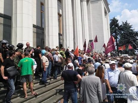 В столкновениях под Радой пострадали восемь правоохранителей – полиция