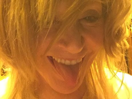 Пугачева показала фигуру в джинсовых шортах