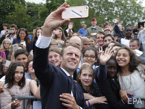 Макрон отчитал подростка, который спросил его: 