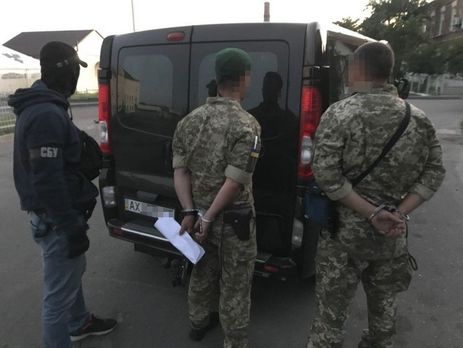 В Харьковской области задержали двух пограничников, которые требовали у иностранцев деньги за нелегальный въезд на территорию Украины