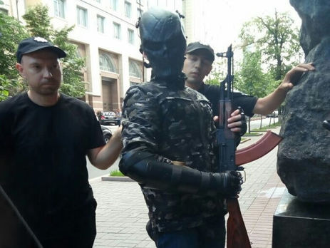 ﻿Поліція в урядовому кварталі затримала людину зі зброєю