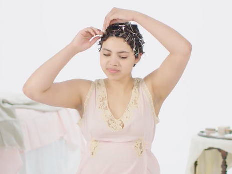 100 лет ухода за собой перед сном показали в коротком ролике. Видео