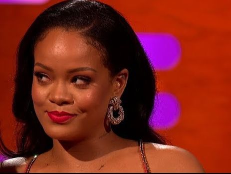 Рианну обвинили в воровстве бокалов из заведений