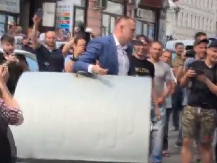 ﻿У Харківській міськраді сталися бійки, заступника Кернеса кинули у сміттєвий бак. Відео