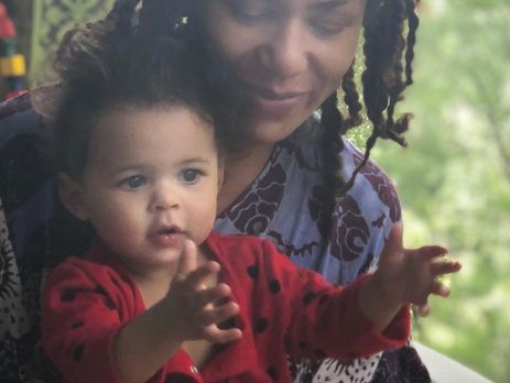 Гайтана отдохнула у озера с подросшей дочерью