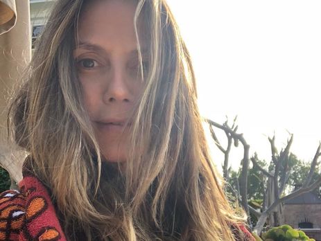 Клум поделилась архивным снимком без одежды