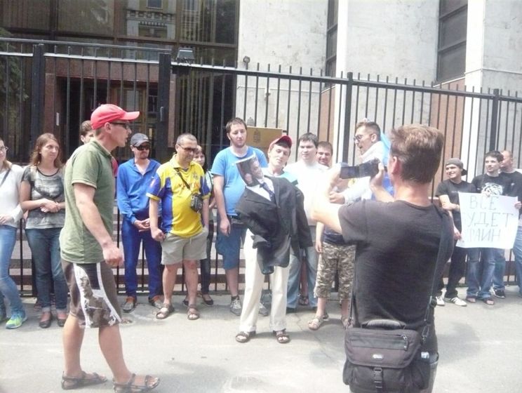 Перед посольством Венгрии в Киеве активисты попытались сжечь чучело Орбана