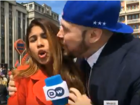 Мужчина поцеловал журналистку в прямом эфире
