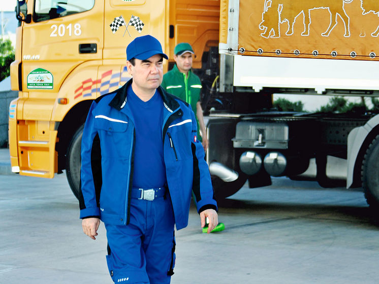 Президент Туркменистана попробовал себя в роли автомеханика. Видео