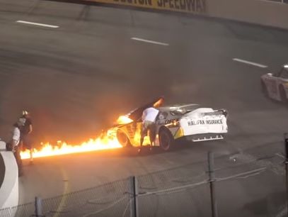﻿Батько гонщика NASCAR Джоунса витягнув сина з охопленого вогнем автомобіля. Відео