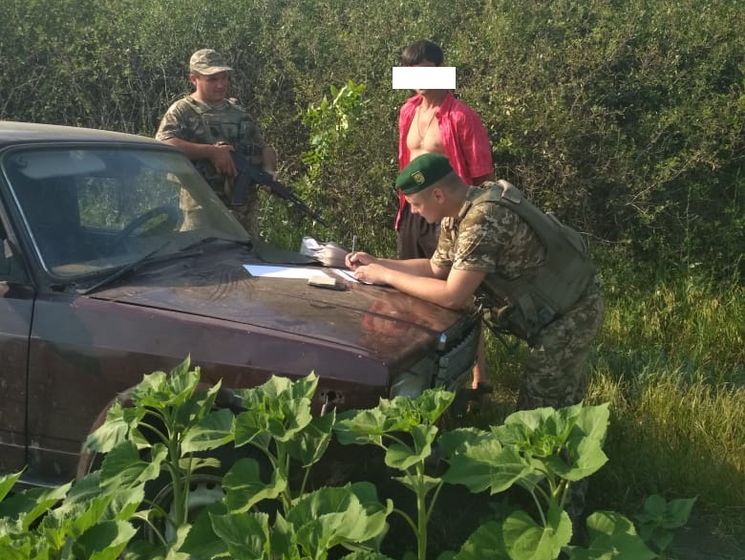 В Луганской области пограничники выстрелами остановили автомобиль, который пытался прорваться в РФ