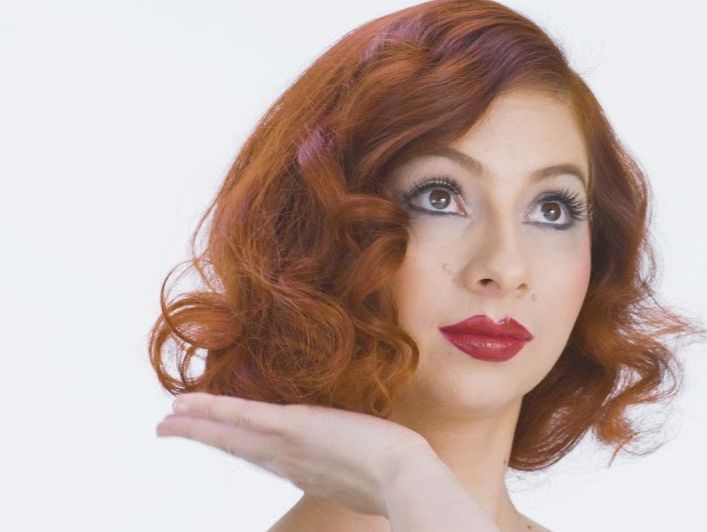 100 лет моды на красные оттенки волос показали в коротком ролике. Видео