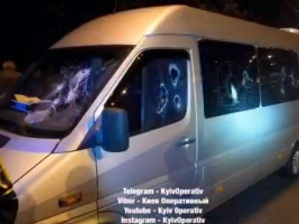 ﻿У Києві розстріляли пасажирський мікроавтобус. Відео