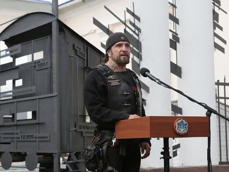 В Ульяновске лидер "Ночных волков" открыл памятник с орфографической ошибкой в надписи