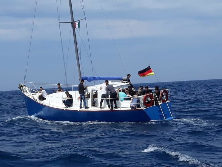Группа украинцев на яхте переправляла нелегальных мигрантов в страны ЕС – Госпогранслужба