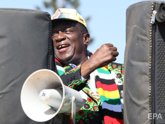 Взрыв возле президента Зимбабве прогремел, когда он спускался со сцены. Видео