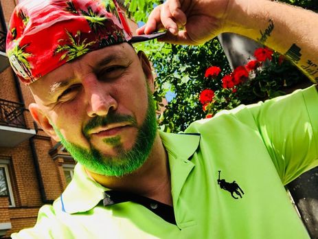 Потап покрасил бороду в зеленый цвет