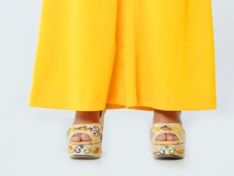 ﻿100 років еволюції фасонів жіночих штанів показали в короткому ролику. Відео