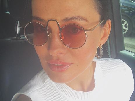 Астафьева снялась в жакете на голое тело