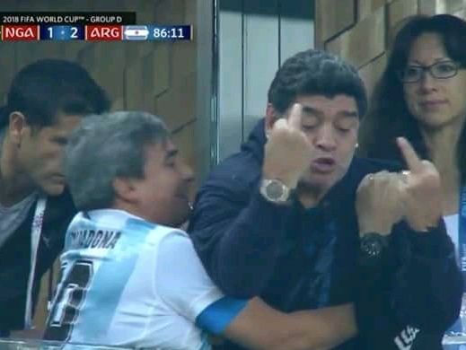 ﻿Марадона показав два середні пальці після переможного гола Аргентини і потрапив до лікарні. Відео