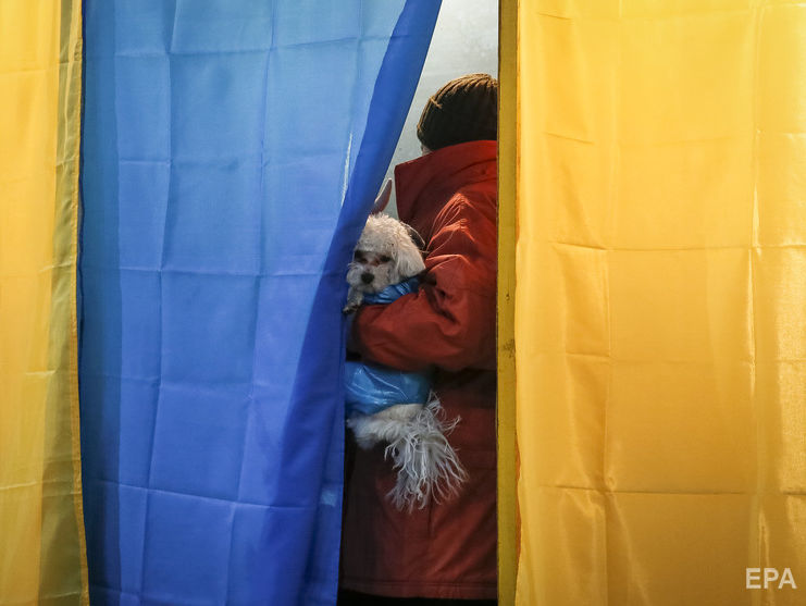 ﻿64% українців уважають, що кандидатів, які роздають матеріальну допомогу виборцям, треба суворо карати – опитування