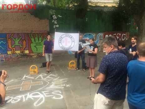 ﻿Біля офісу Міжнародного комітету Червоного Хреста у Києві пройшла акція на підтримку Сенцова й Балуха. Фоторепортаж