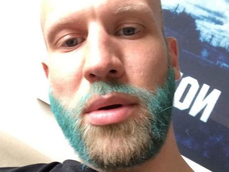 Дорн показал, как собирает черешню, обнажив торс