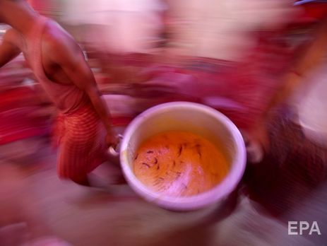 В Индии женщина при попытке отравить мужа и его родственников убила пятерых человек, 88 попали в больницу