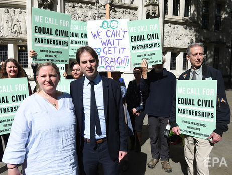 ﻿У Британії пара через суд домоглася права укласти партнерство замість шлюбу