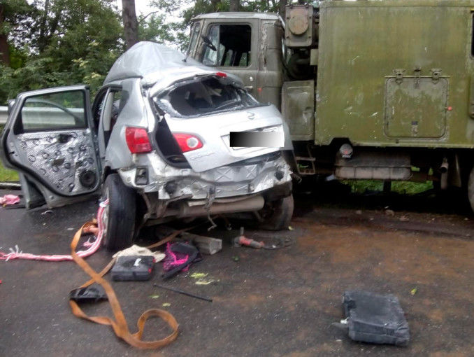 В Тернопольской области автомобиль врезался в военный грузовик, двое погибших