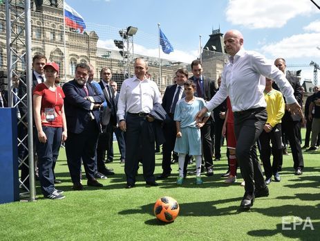 Путин и Инфантино сыграли в футбол на Красной площади. Видео