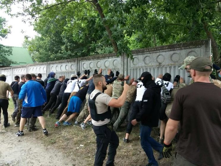 ﻿У Кончі-Заспі активісти знесли огорожу біля будинку нардепа Хомутинніка