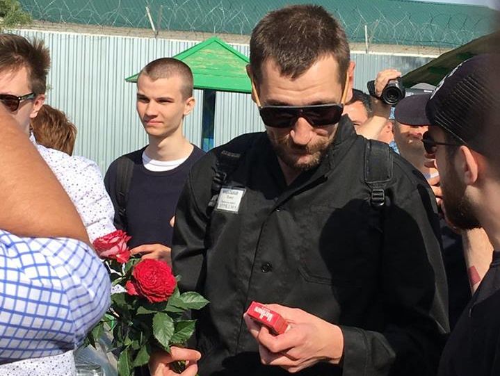 Освобожденный из тюрьмы брат Навального: Сейчас я хочу побыстрей домой поехать, поесть шашлыка и окрошки