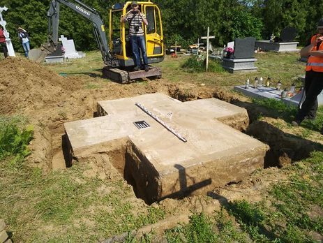 На місці зруйнованого пам'ятника у Грушовичах археологи виявили поховання 