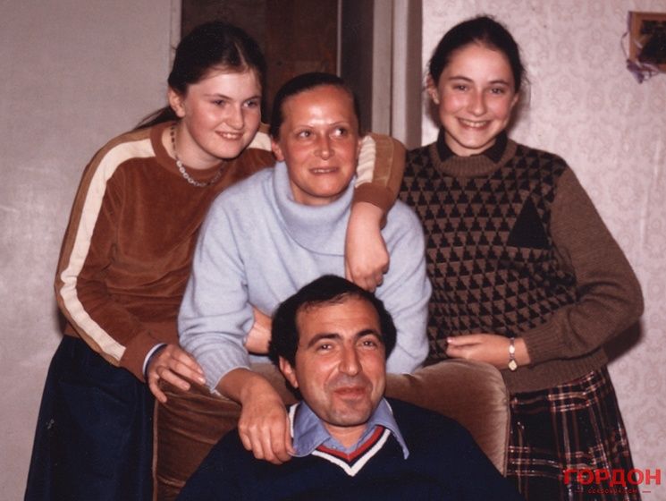 ﻿Дочка Березовського: Коли сестрі було років п'ять, тато в неї запитав, кого вона любить найбільше у світі, і вона сказала: "Дідуся Леніна!" Тато не розмовляв із нею тиждень
