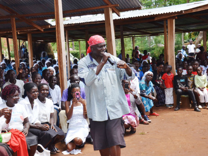 ﻿У Кенії священика на рік відсторонили від служіння за реп на зборах із парафіянами