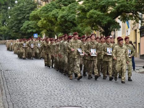 По Львову прошли маршем бойцы 80-й отдельной десантно-штурмовой бригады, вернувшиеся с Донбасса. Фоторепортаж