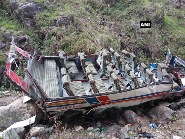 ﻿В Індії під час падіння автобуса в ущелину загинуло 47 осіб