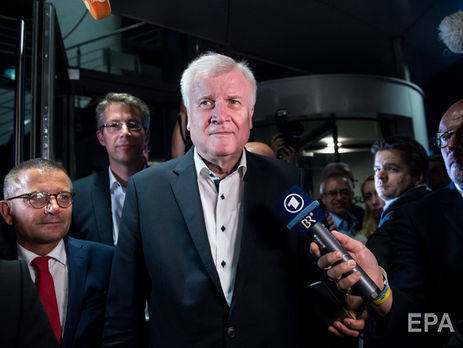 Министр внутренних дел ФРГ может уйти в отставку из-за конфликта с Меркель – СМИ