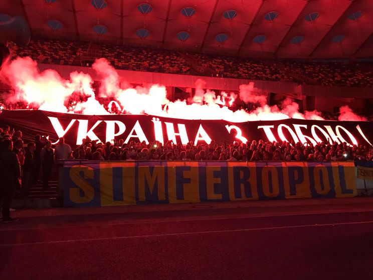﻿"Україна з тобою!" На "Олімпійському" пройшла акція на підтримку Сенцова. Відео