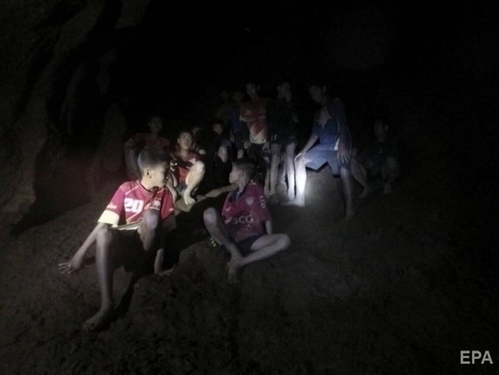 ﻿Знайдена в тайській печері дитяча футбольна команда може провести там ще чотири місяці