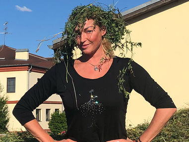 Волочкова села на шпагат на сеновале в обуви, напоминающей копыта