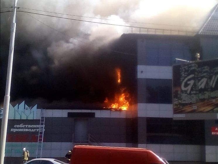 В Краснодаре горит торговый центр