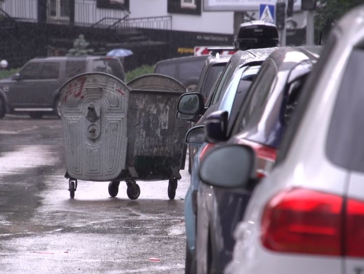 ﻿У Києві вітер кидав сміттєвий контейнер на припарковані автомобілі. Відео