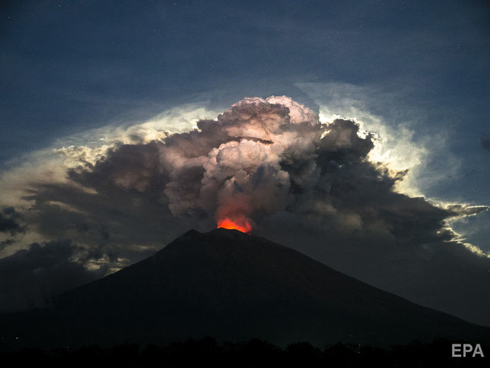 Вулкан на Бали выбросил столб пепла высотой 2 км. Видео