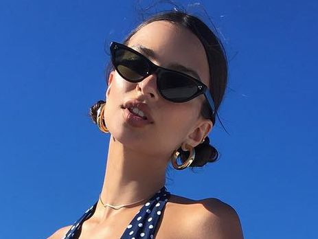 Ратаковски снялась на пляже в микробикини